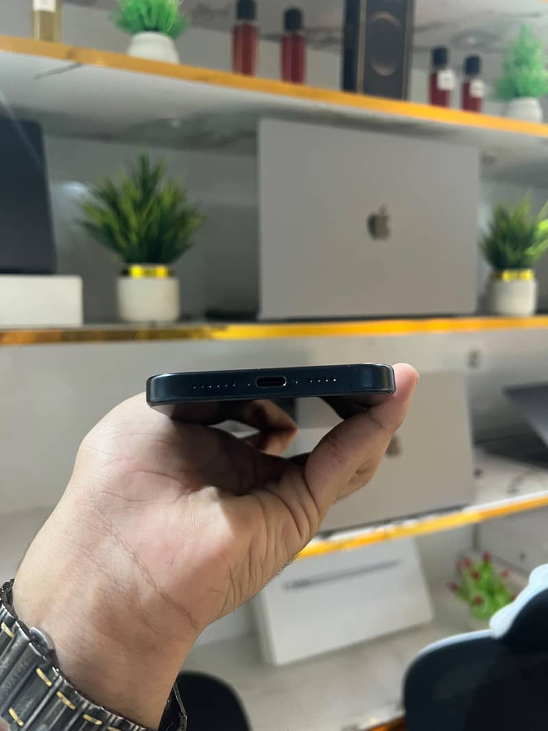 Apple iPhone 15 Pro Max 3