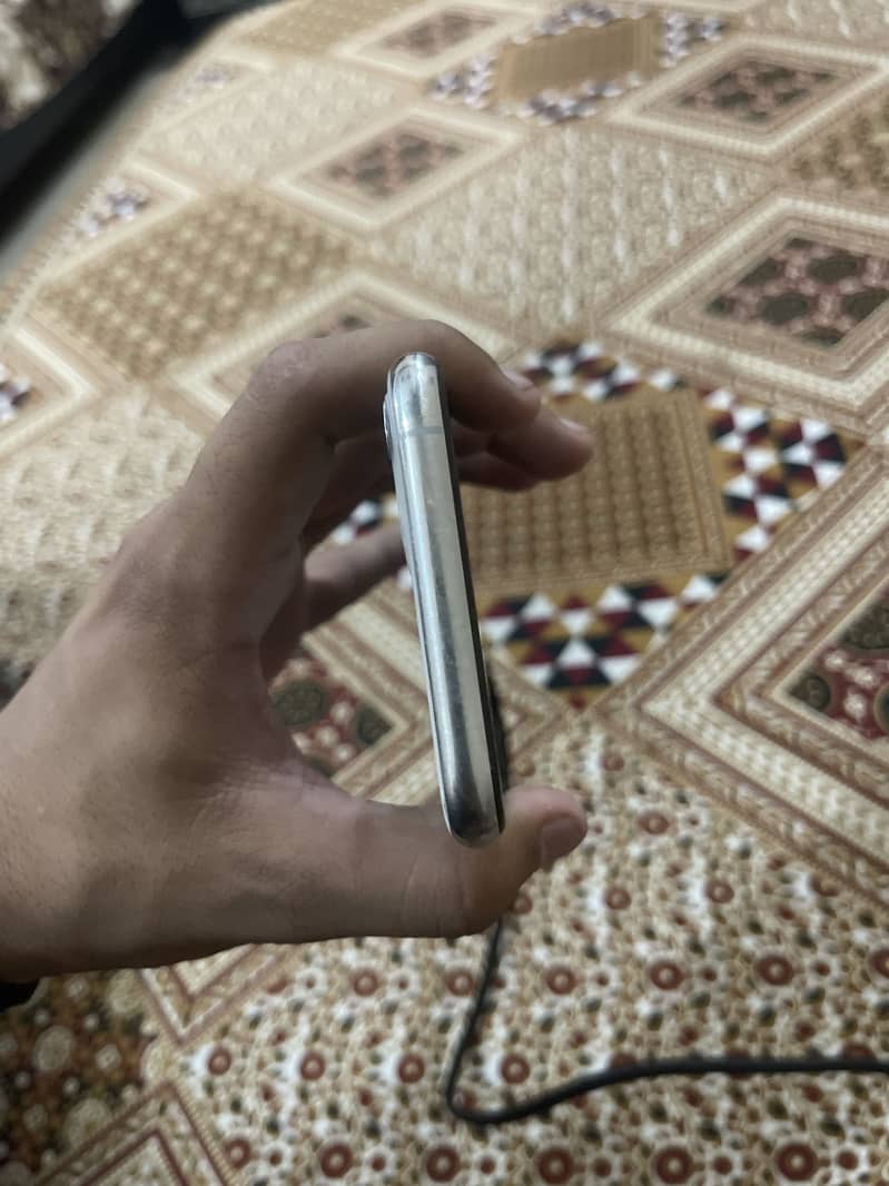 Apple iPhone 11 Pro 4