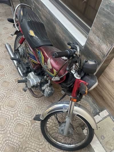 CD 70 bike with helmet