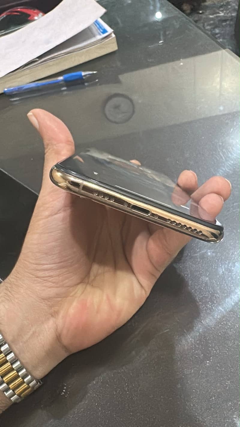 Apple iPhone XS Max 4