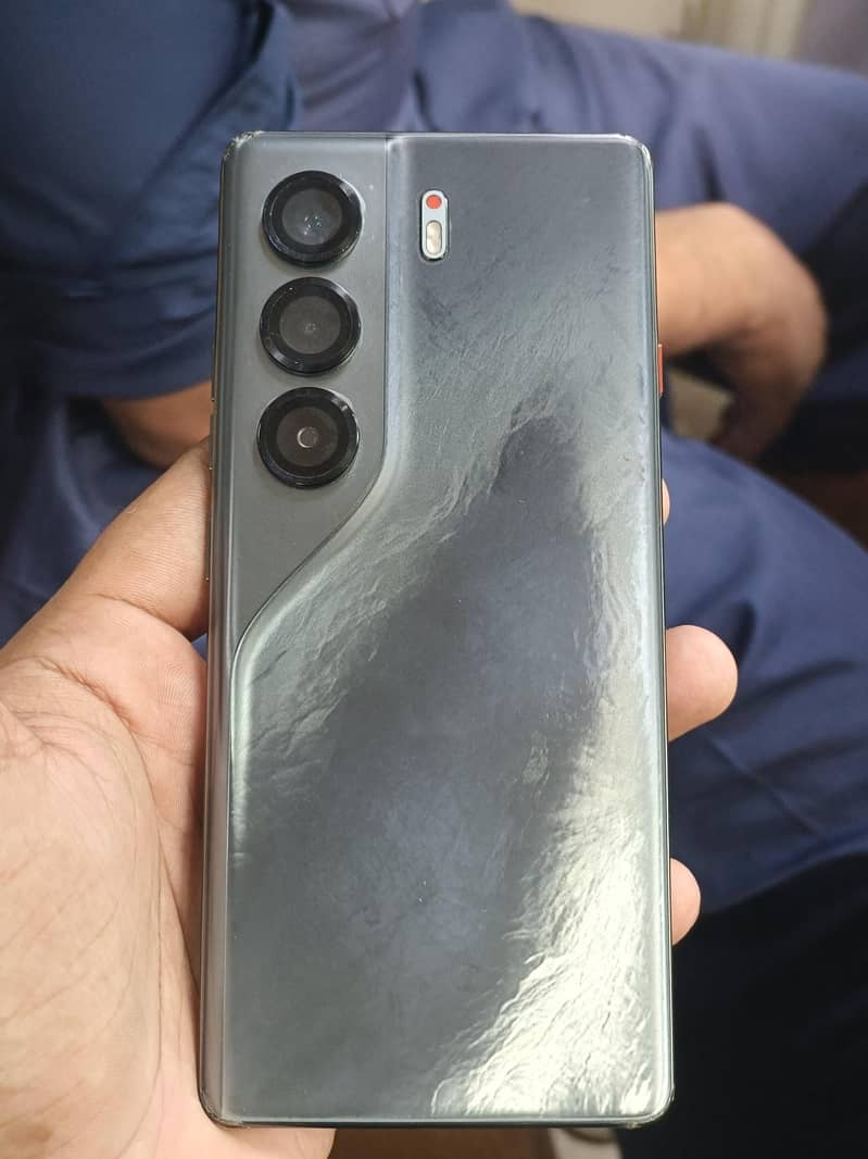 Tecno CAMON 40 Pro 1