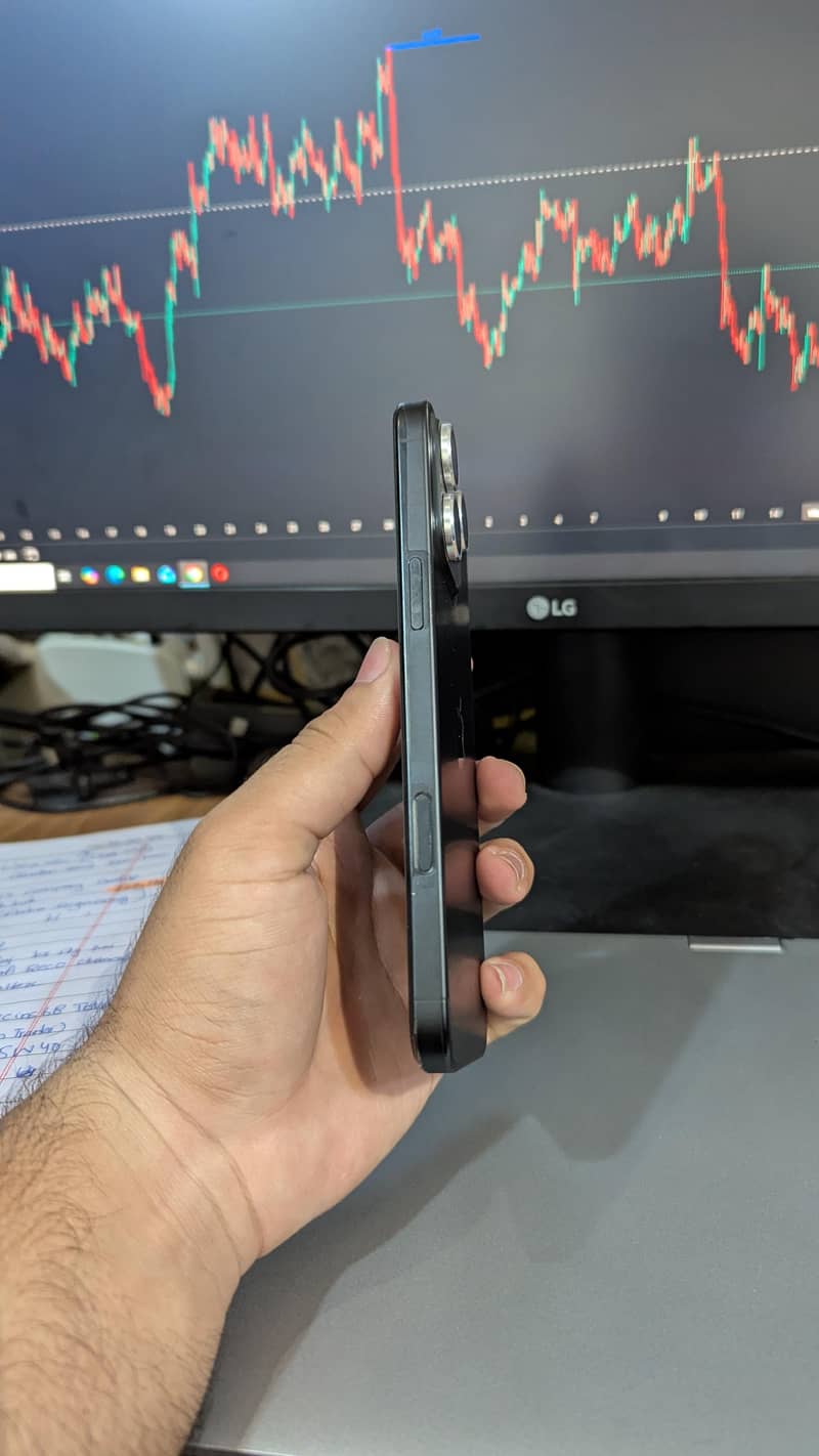 Apple iPhone 16 Pro Max 1
