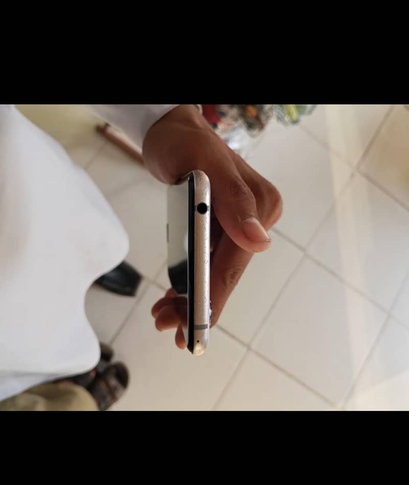 Sharp Aquos R3 4