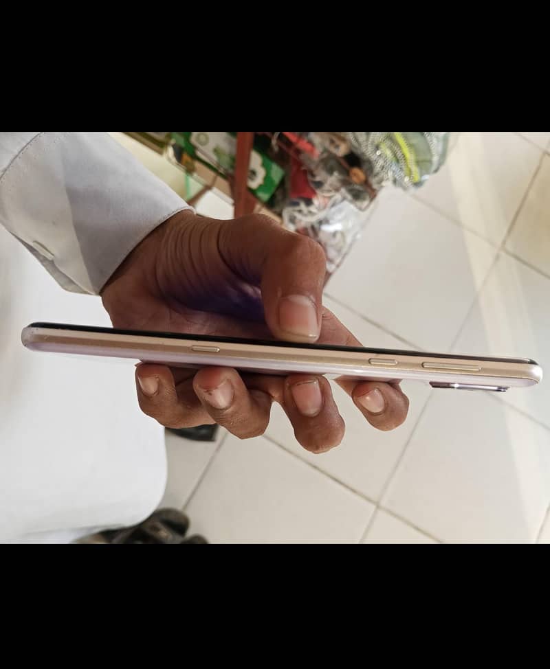 Sharp Aquos R3 5