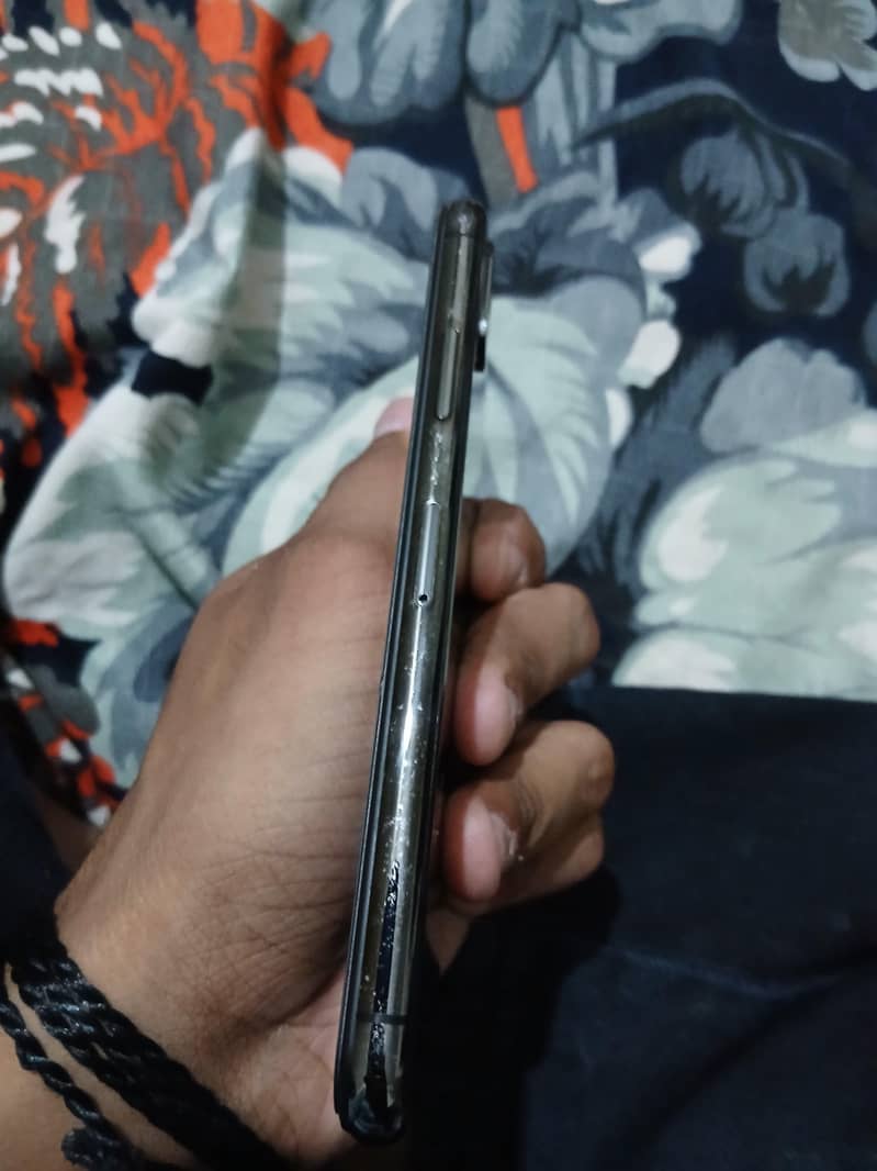 Apple iPhone XS 4
