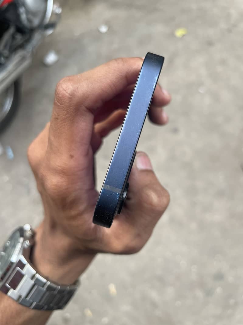Apple iPhone 12 4