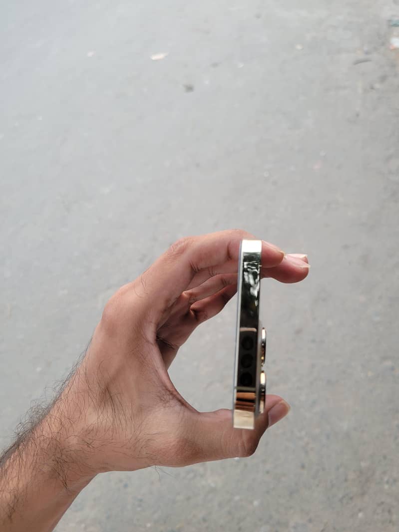 Apple iPhone 13 Pro 4