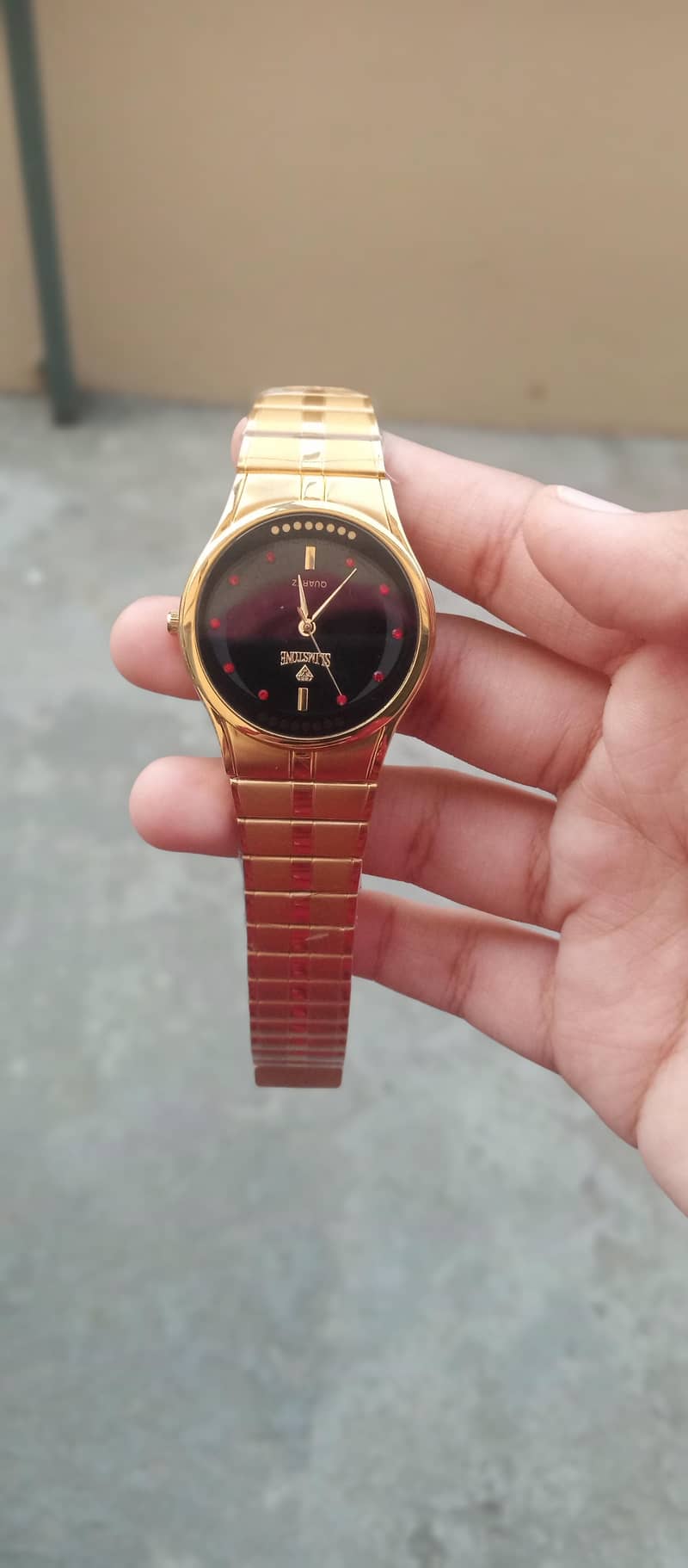 Men watch 0