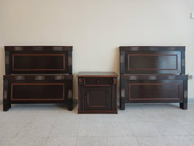 single bed which side table 0