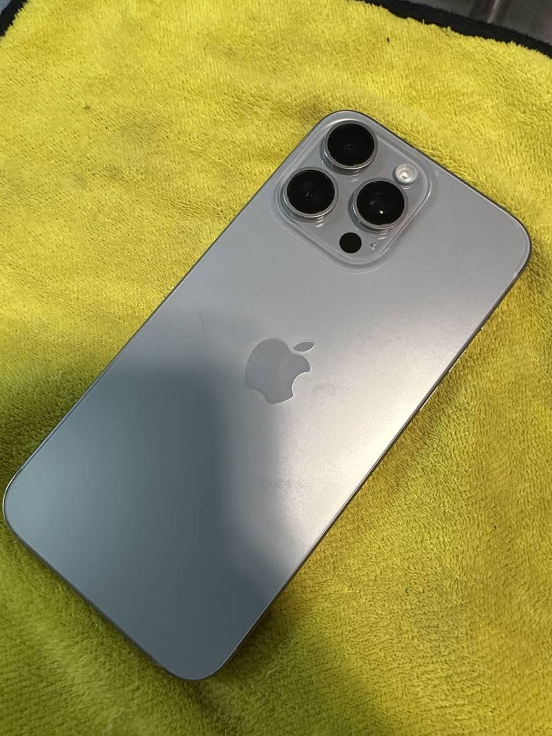 Apple iPhone 15 Pro Max 4