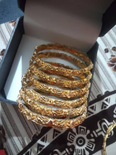its bangles sets  is 6