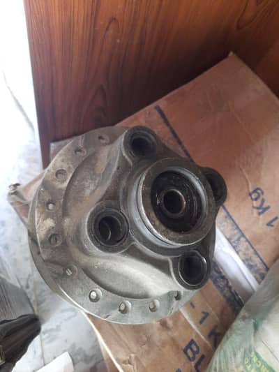 Honda 125 back Hub