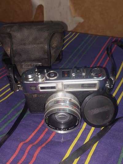 Yashica Electro 35 GSN 35mm rangefinder film camera - Color- Yashinon