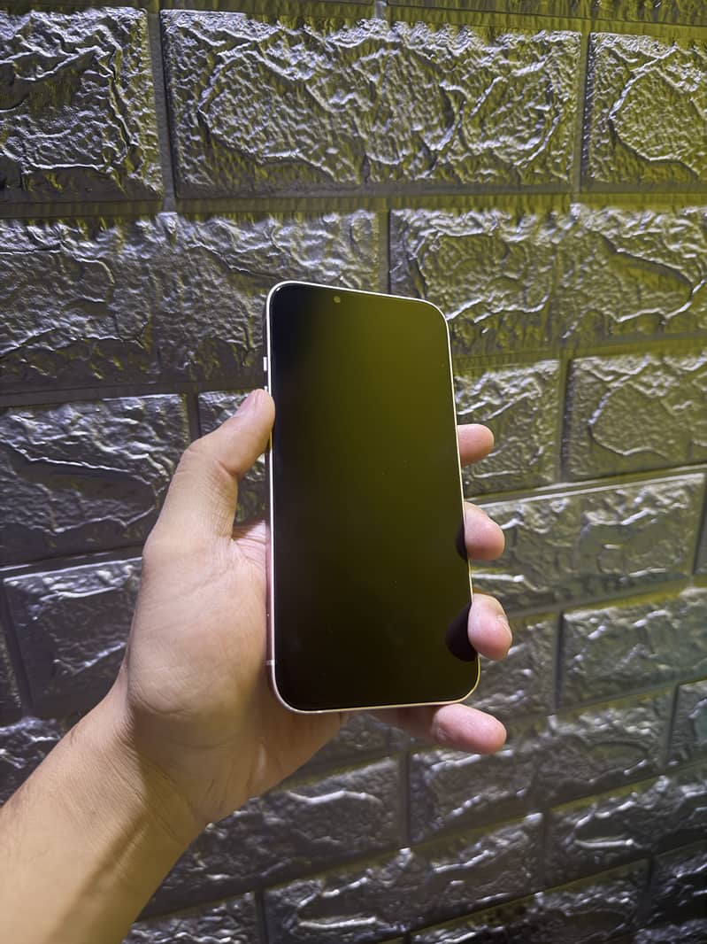 Apple iPhone 13 8