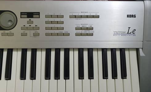 Korg Triton Le keyboard for sale( Piano)