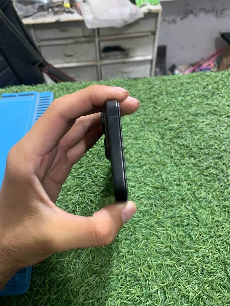 Apple iPhone 16 Pro 1