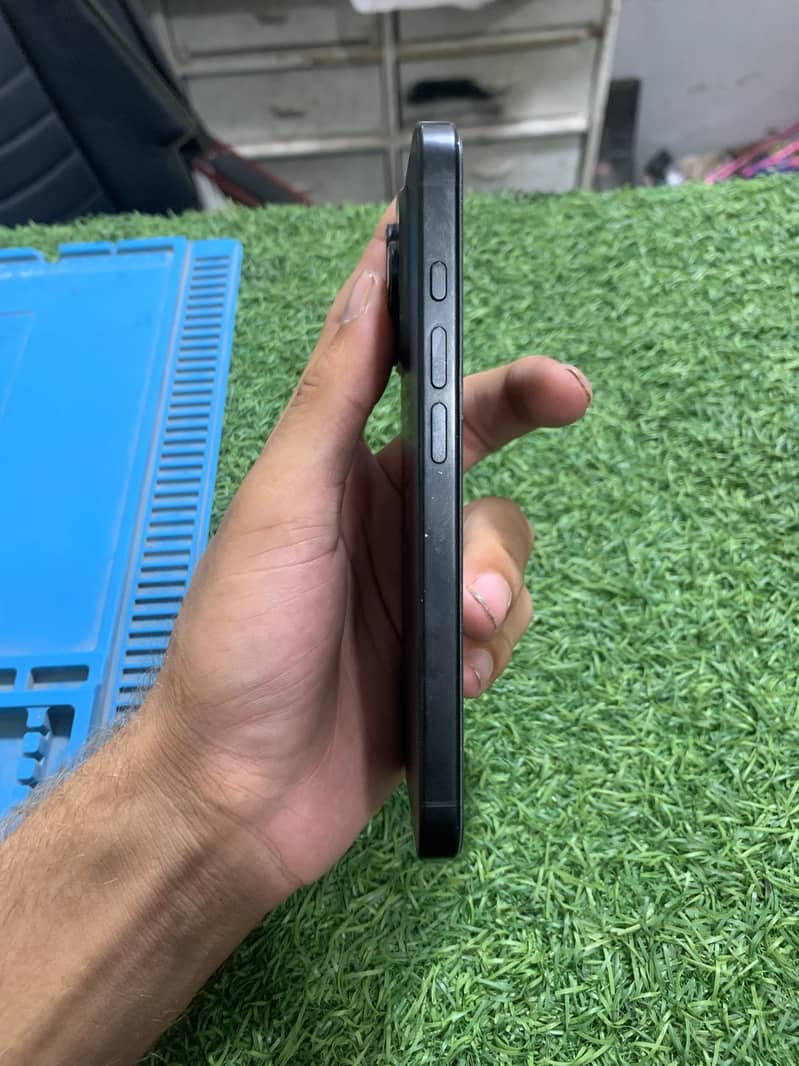 Apple iPhone 16 Pro 2