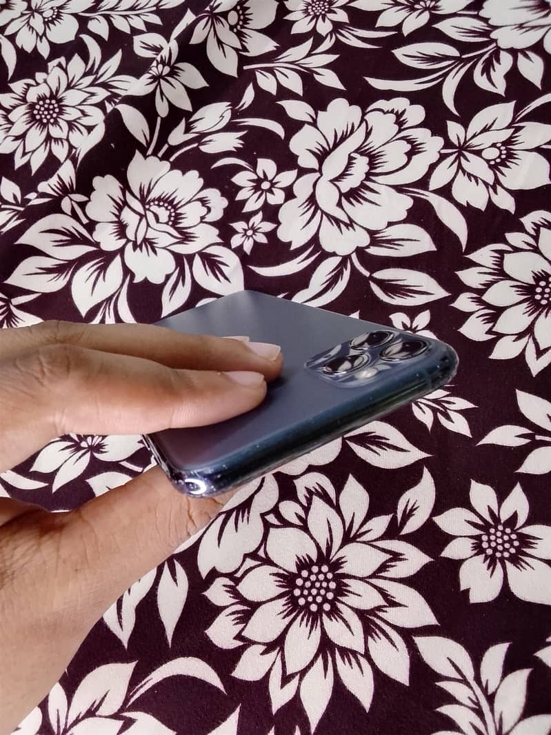 Apple iPhone 11 Pro Max 4