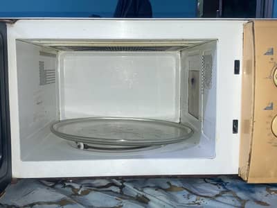 Microwave oven with grill
