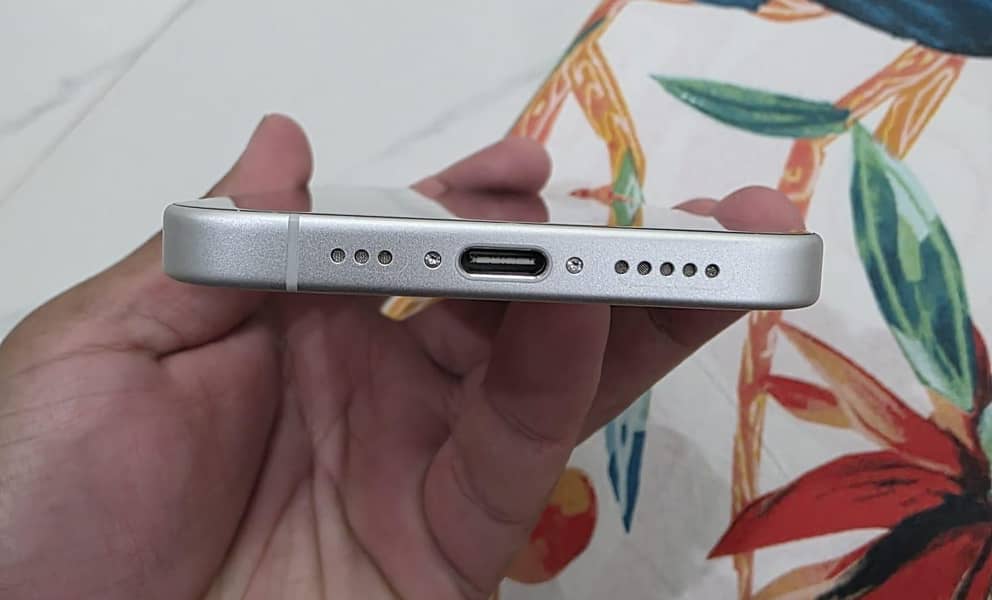 Apple iPhone 16 4