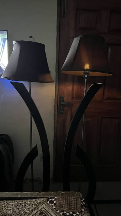 2 corners lamps