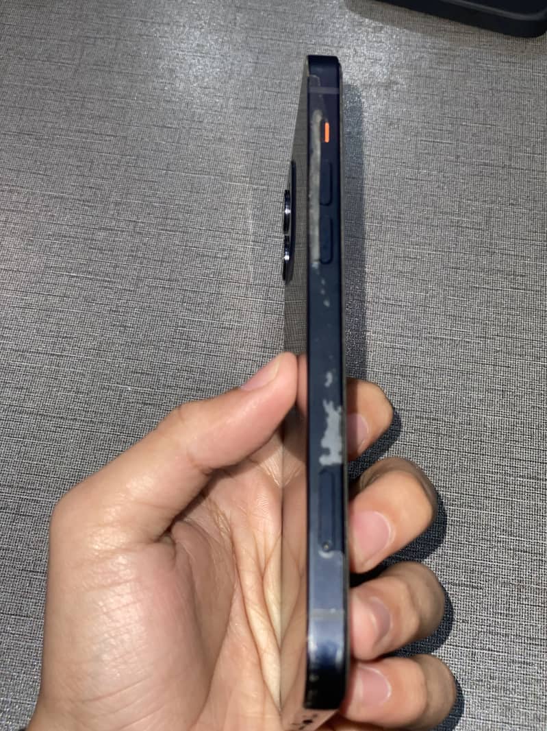 Apple iPhone 12 4