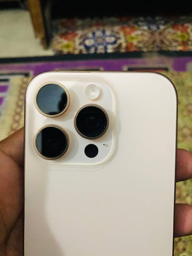 Apple iPhone 16 Pro 0