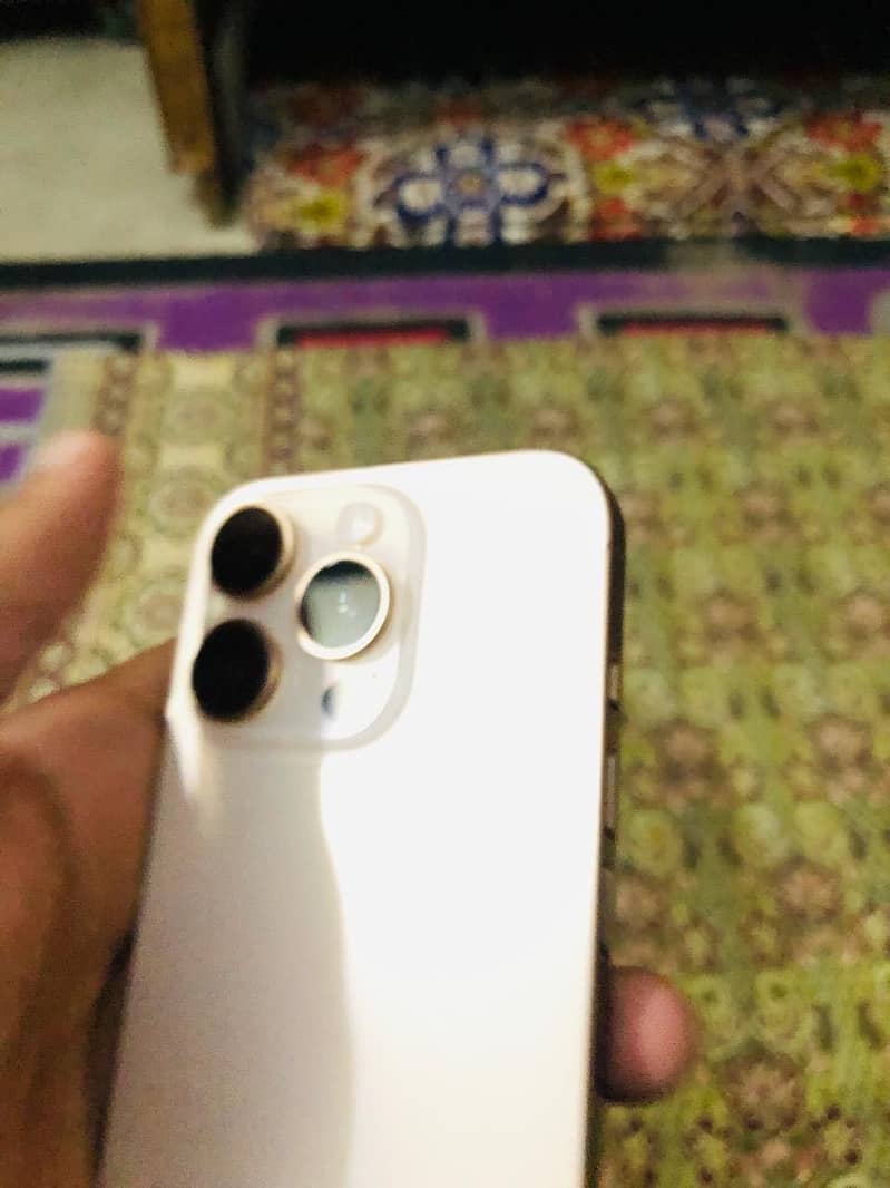 Apple iPhone 16 Pro 3