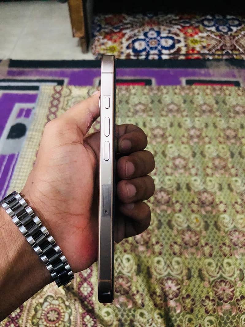 Apple iPhone 16 Pro 4