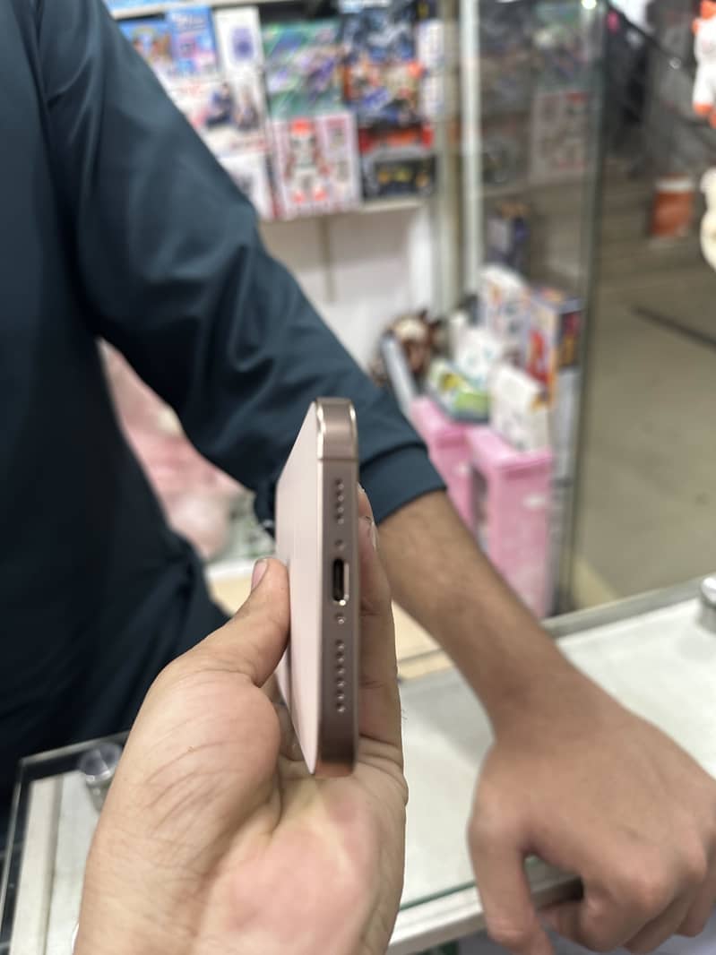 Apple iPhone 16 Pro Max 2