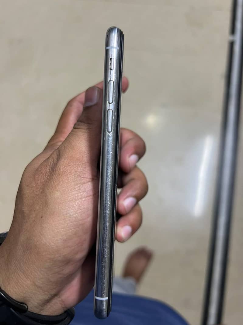 Apple iPhone XS 4