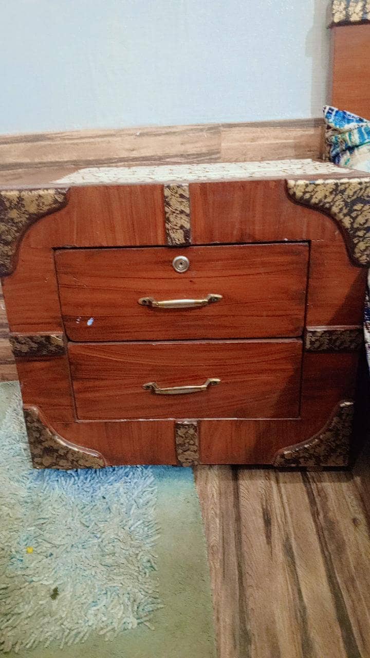 bde with side table and dressing 3