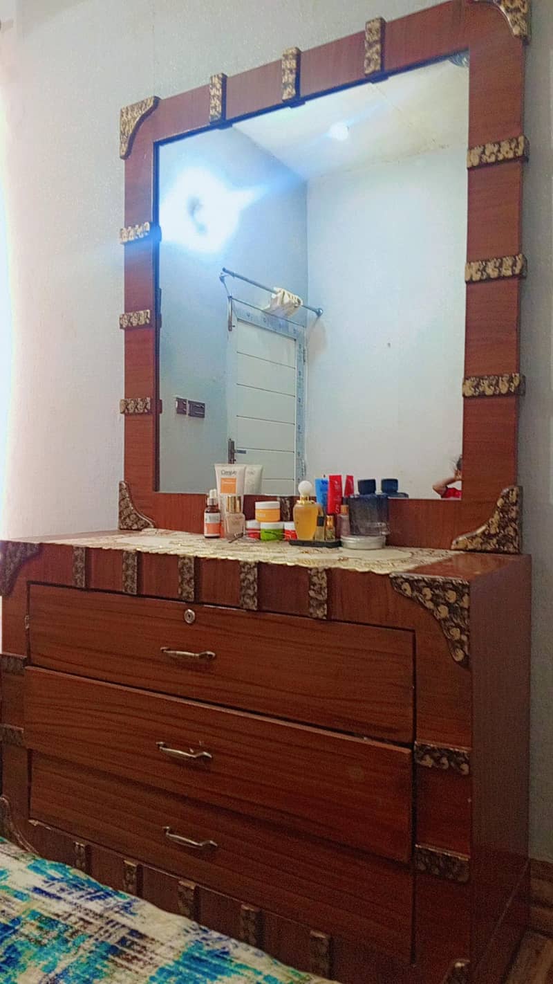 bde with side table and dressing 4