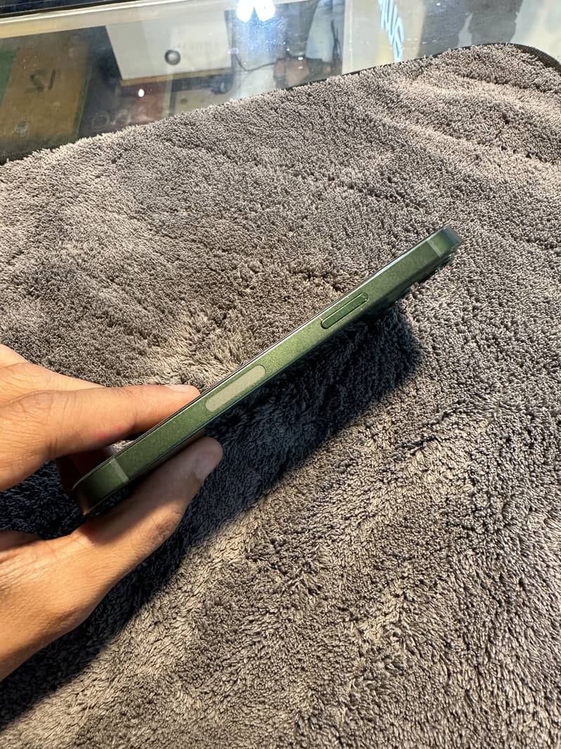 Apple iPhone 13 2
