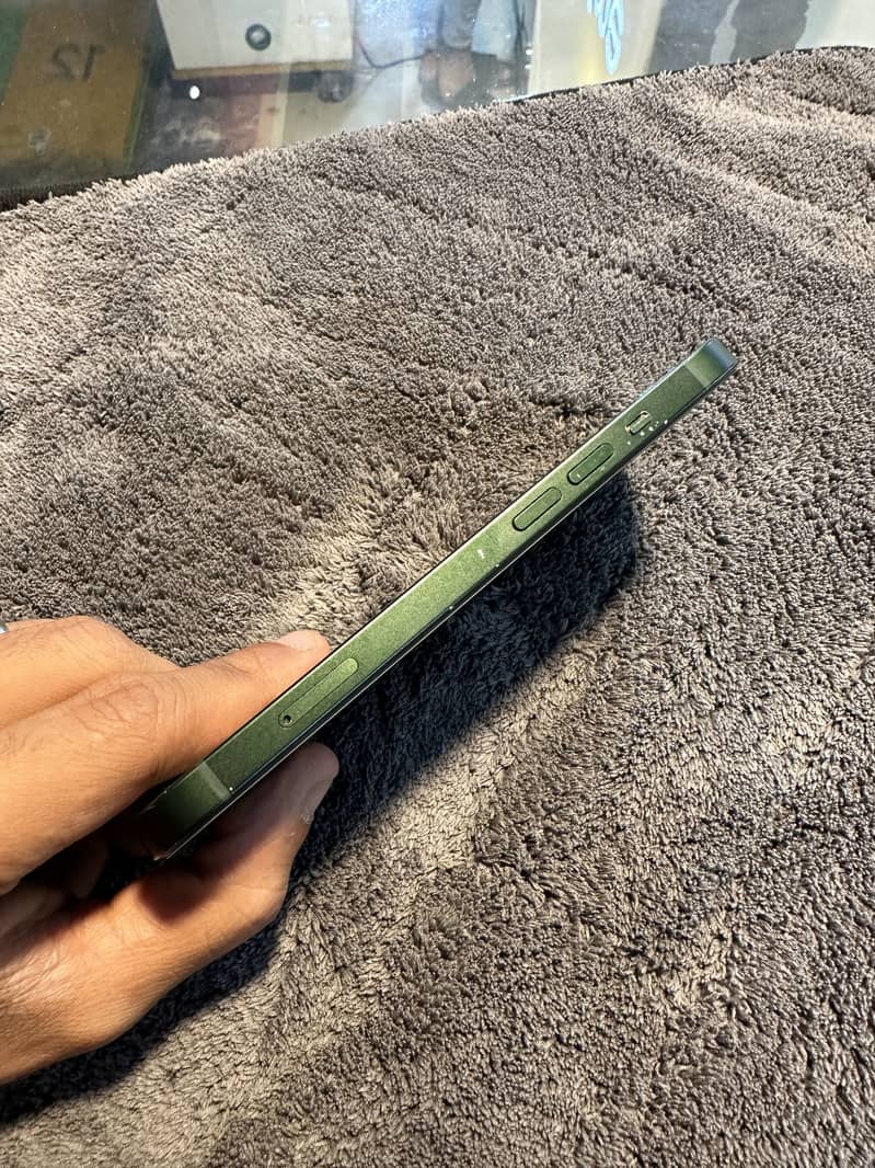 Apple iPhone 13 4