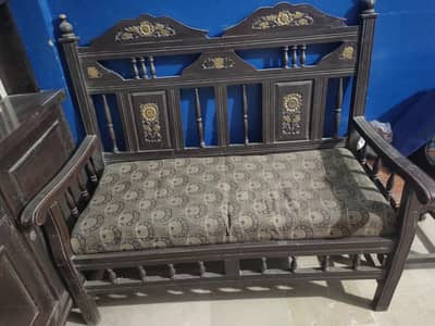 Bhtreen or saf suthra sofa set hy . . table bhi khoobsorat hy
