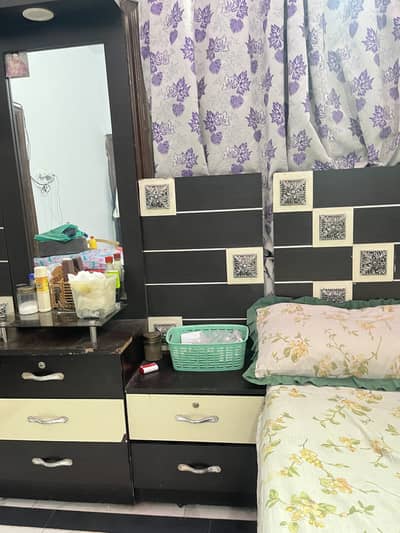 Bed for sale good condition with mattress price kam hojayegi