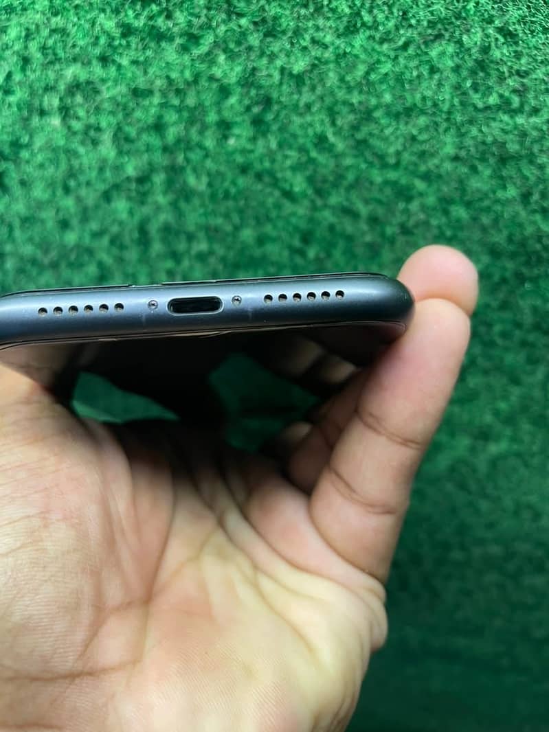 Apple iPhone 11 4