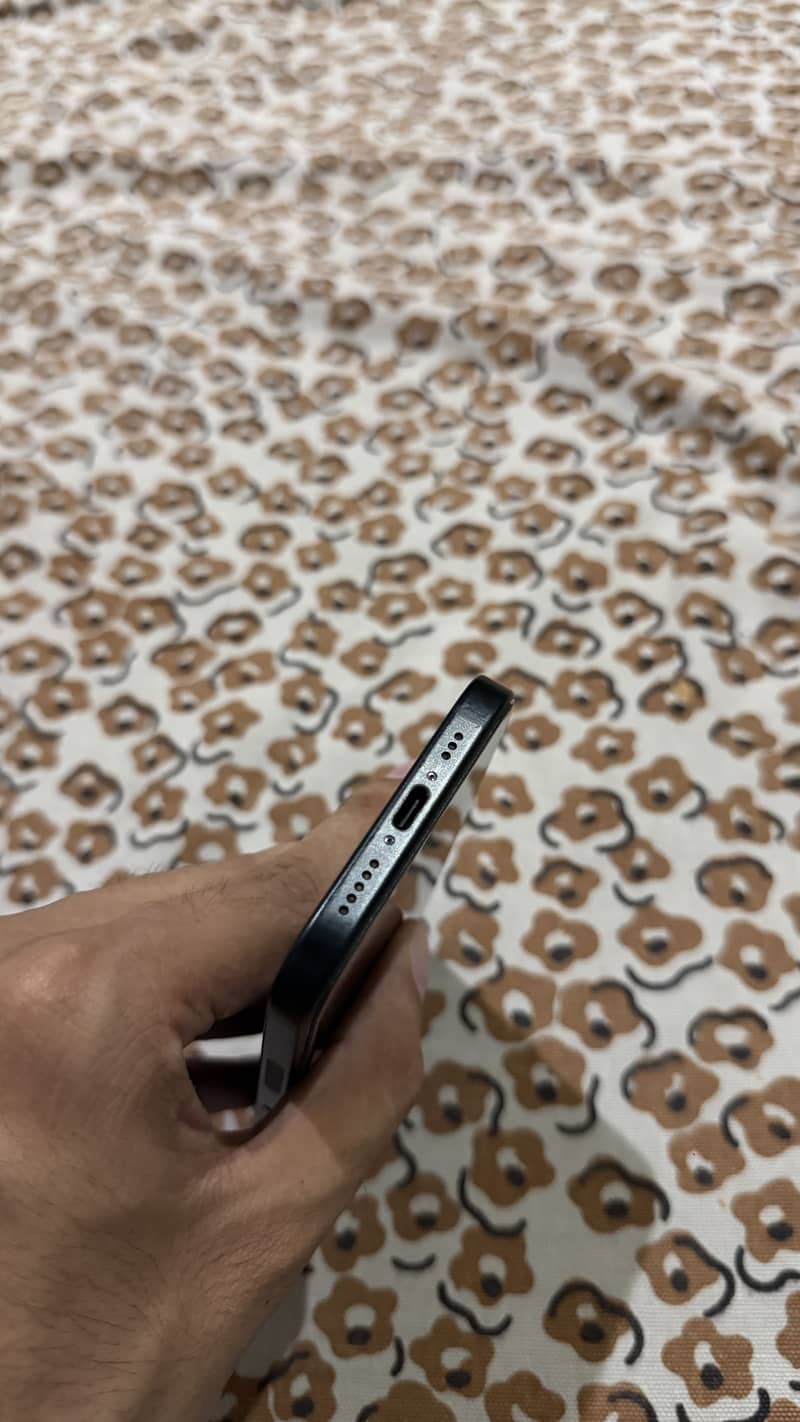 Apple iPhone 15 4