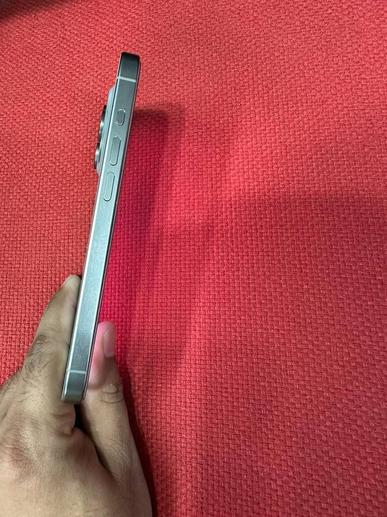 Apple iPhone 15 Pro 4
