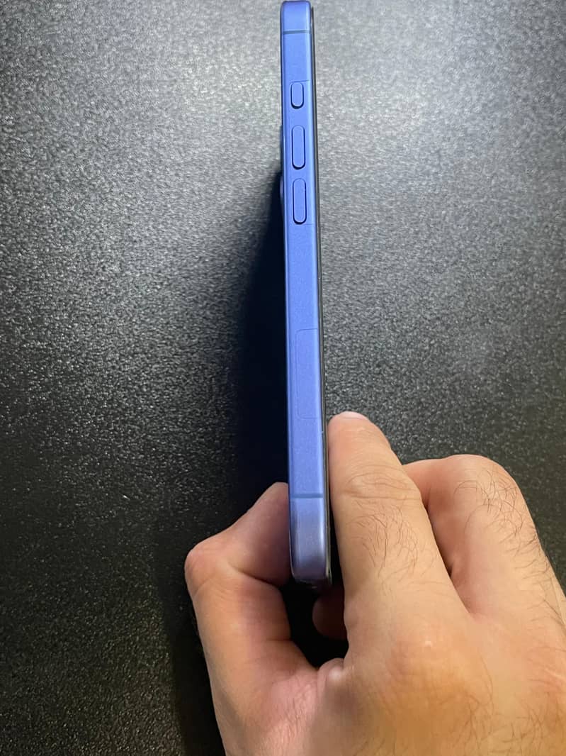 Apple iPhone 16 6