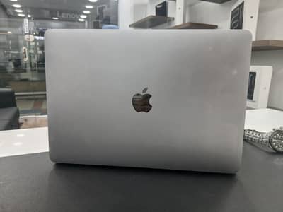 Macbook Air M1, 13" (8/256).