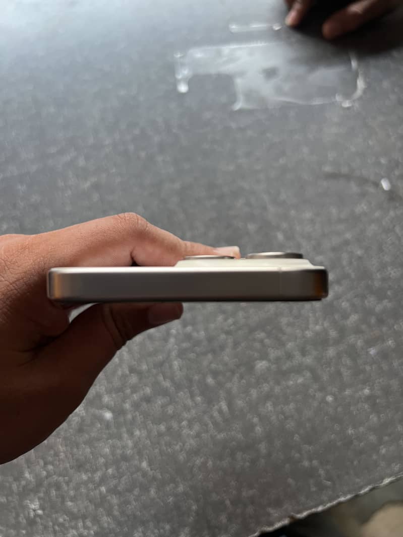 Apple iPhone 15 Pro Max 4