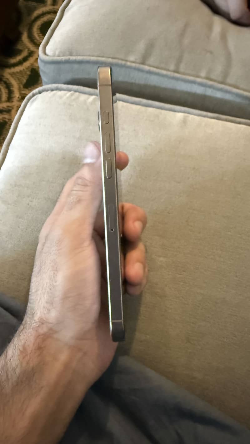 Apple iPhone 16 Pro Max 2