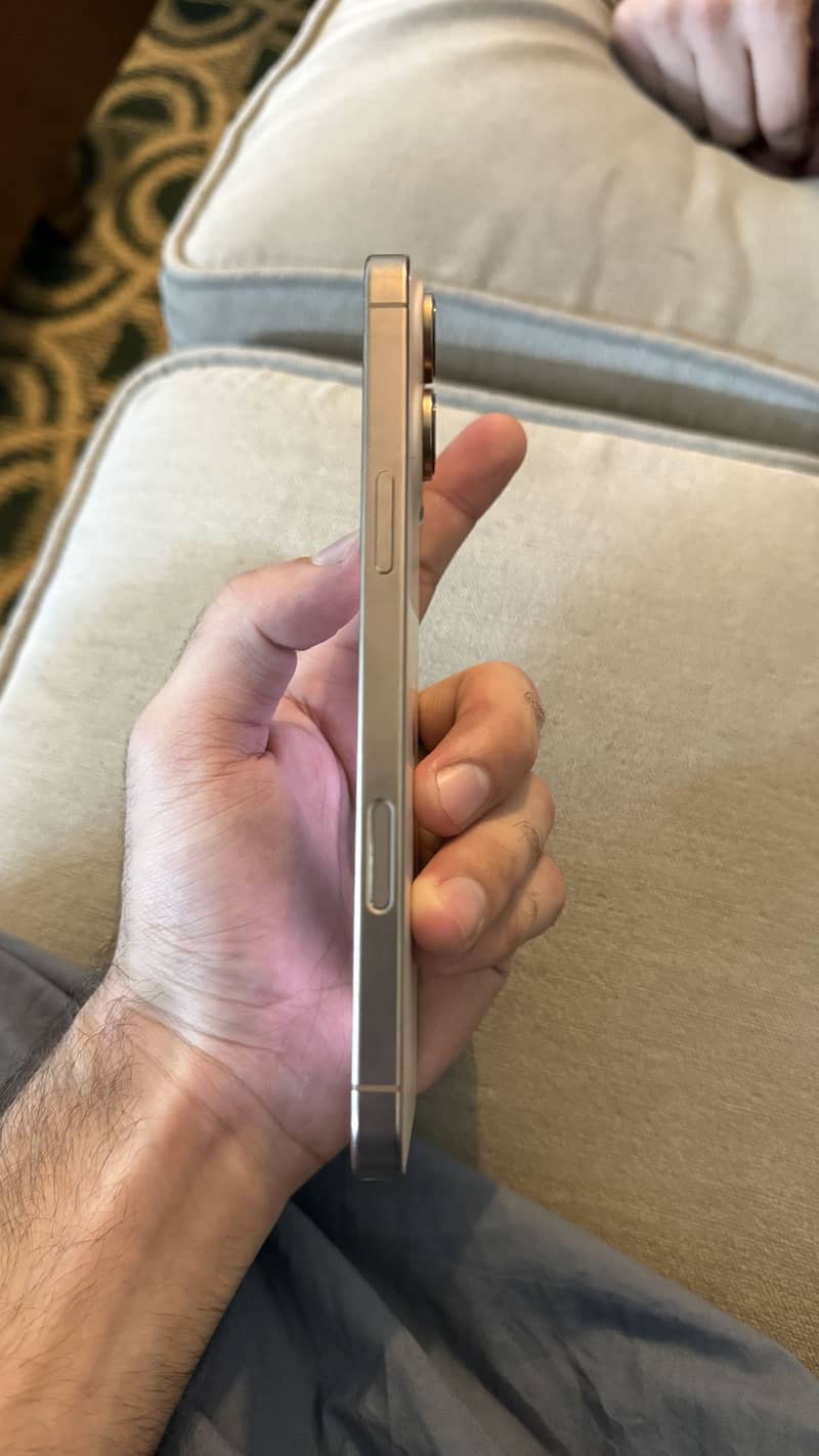 Apple iPhone 16 Pro Max 4