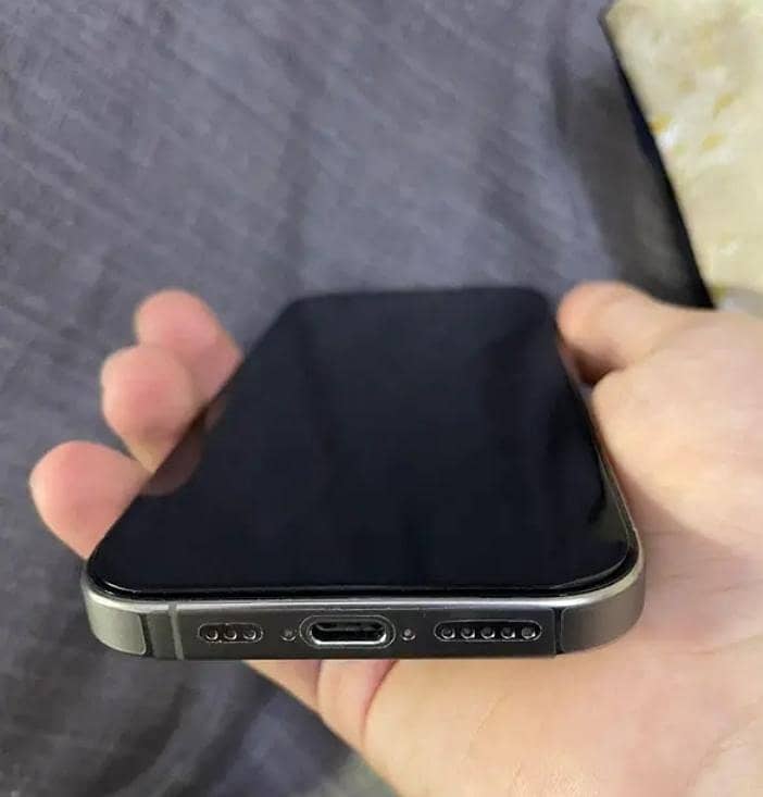 Apple iPhone 15 Pro Max 3