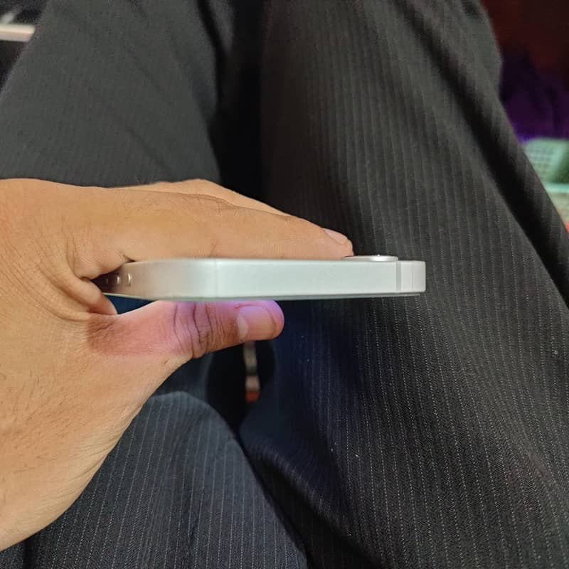 Apple iPhone 16e 1