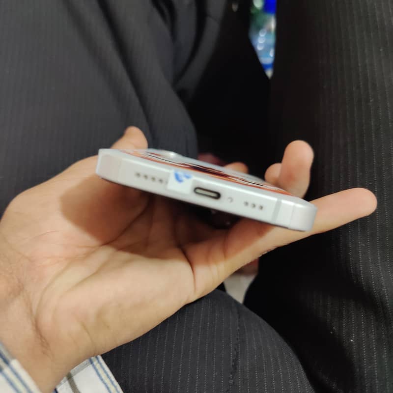Apple iPhone 16e 3