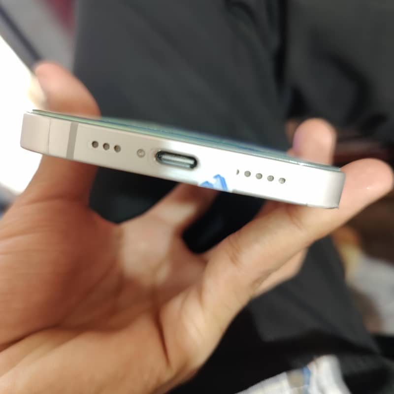 Apple iPhone 16e 6