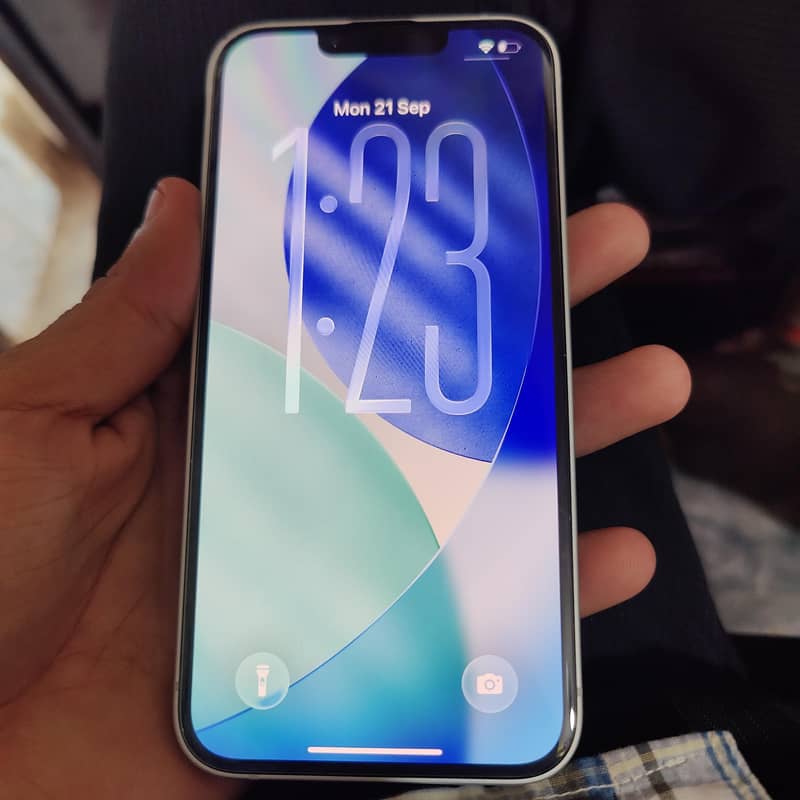 Apple iPhone 16e 7